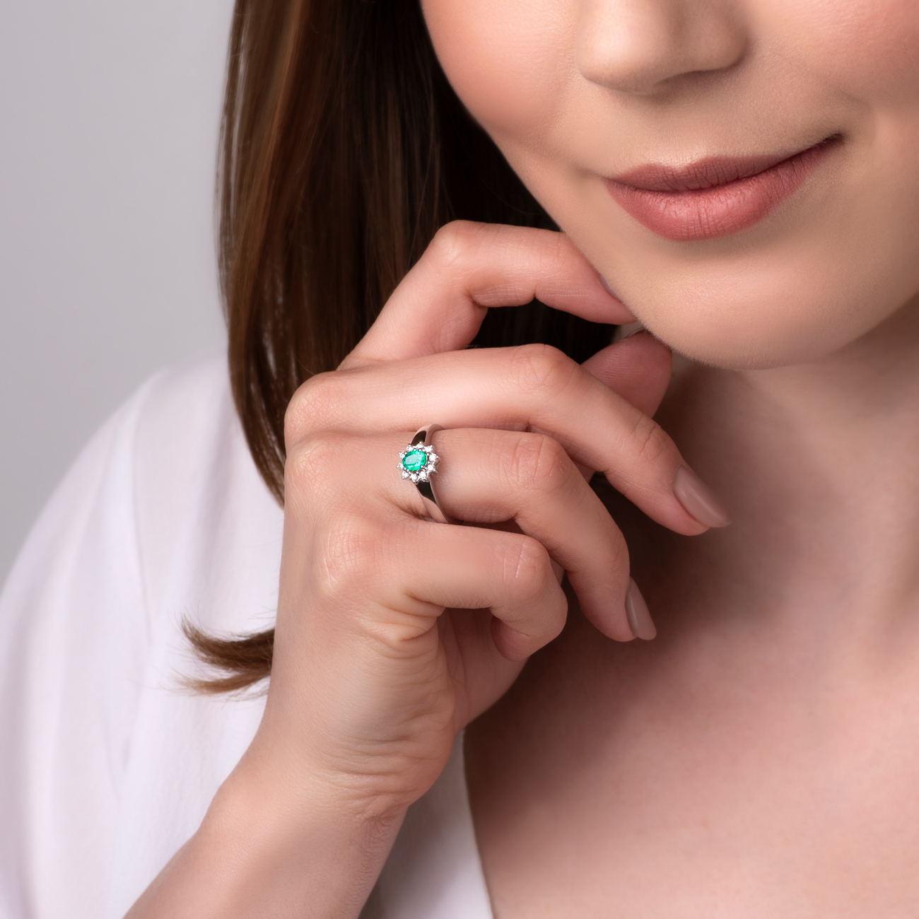 Pierścionek zaręczynowy SAVICKI: białe złoto, szmaragd, diamenty