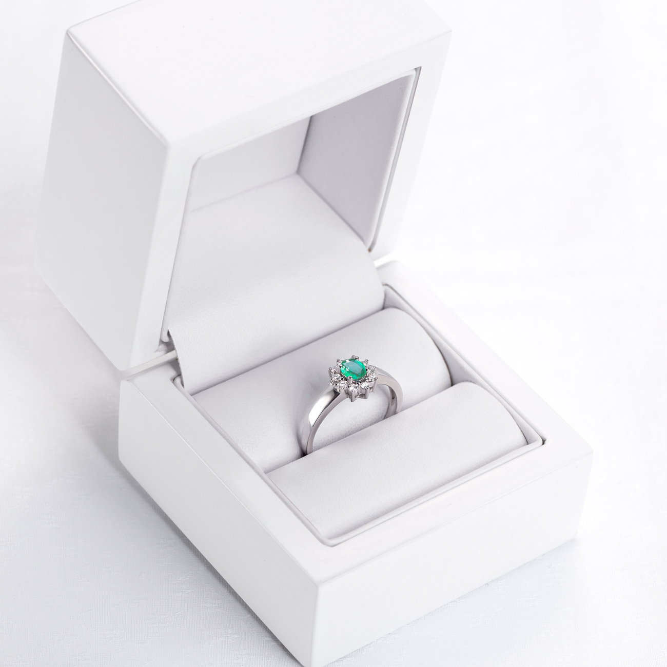 Pierścionek zaręczynowy SAVICKI: białe złoto, szmaragd, diamenty