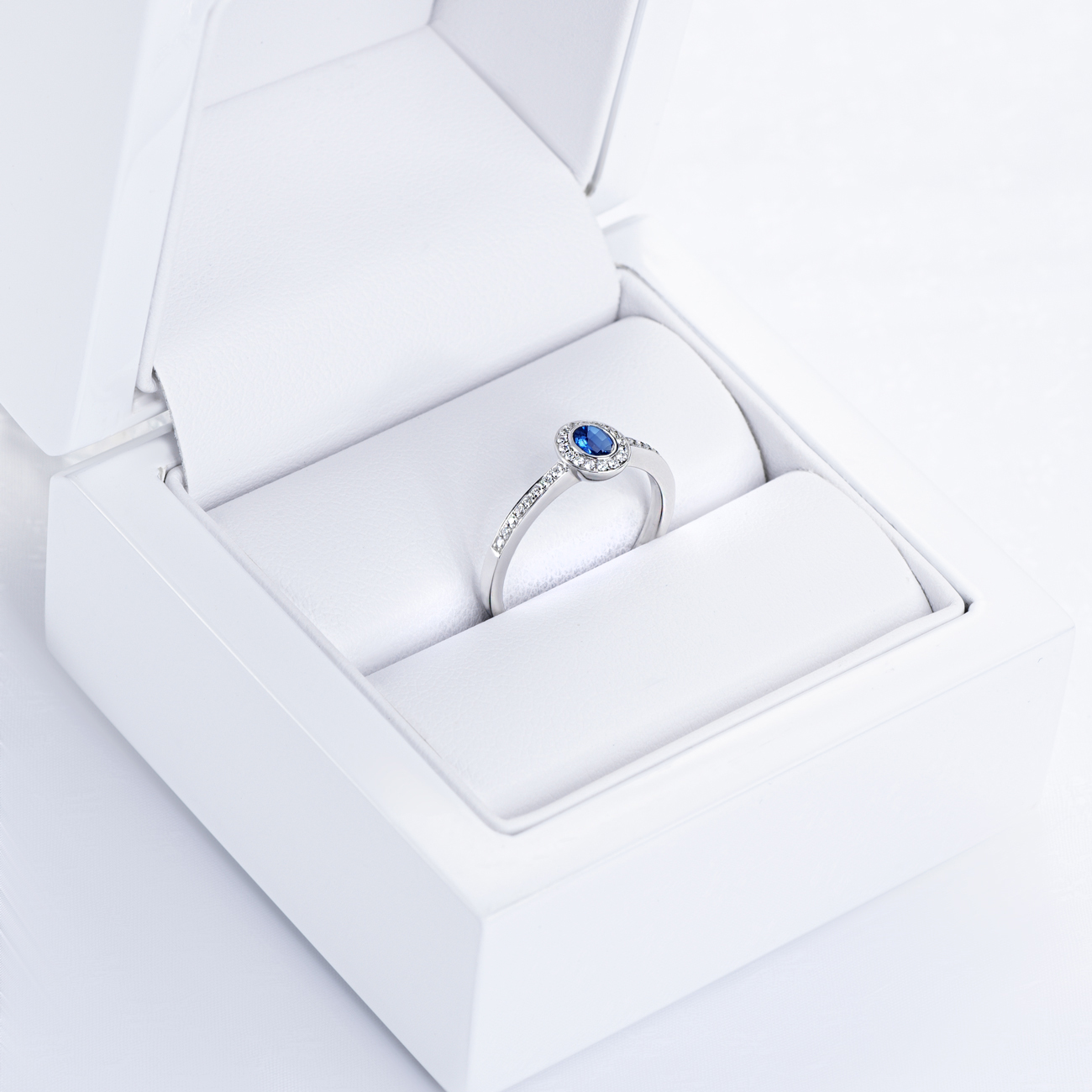 Pierścionek zaręczynowy SAVICKI: białe złoto, niebieski szafir, diamenty