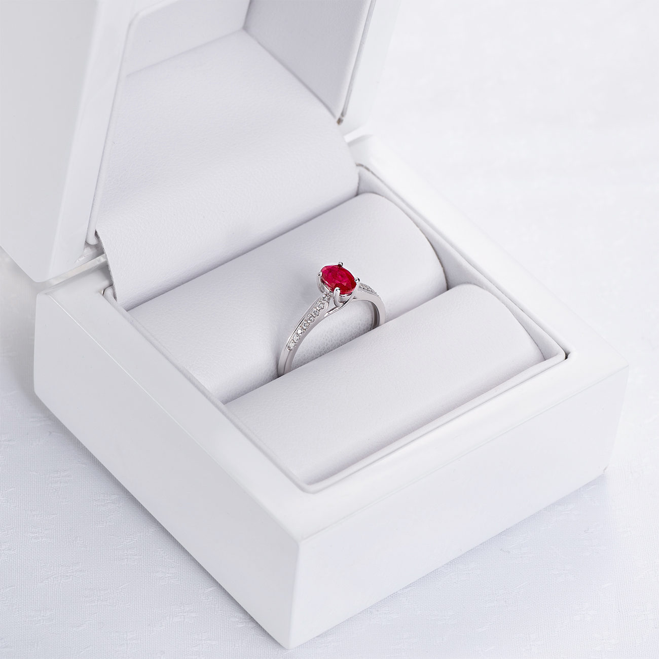 Verlobungsring Savicki: Weißgold, Rubin, Diamanten