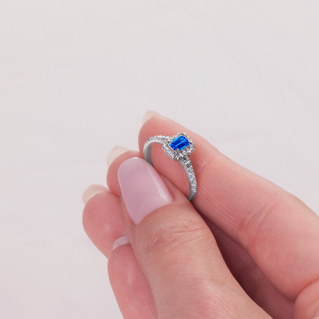 Pierścionek zaręczynowy SAVICKI: białe złoto, niebieski szafir z diamentami