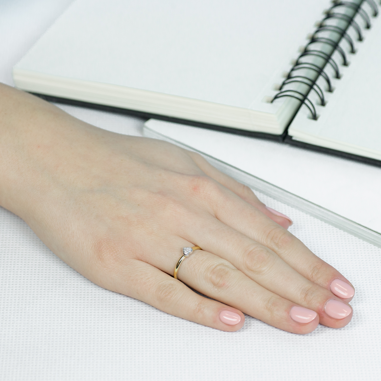 Pierścionek zaręczynowy serce SAVICKI: dwukolorowe złoto, diament