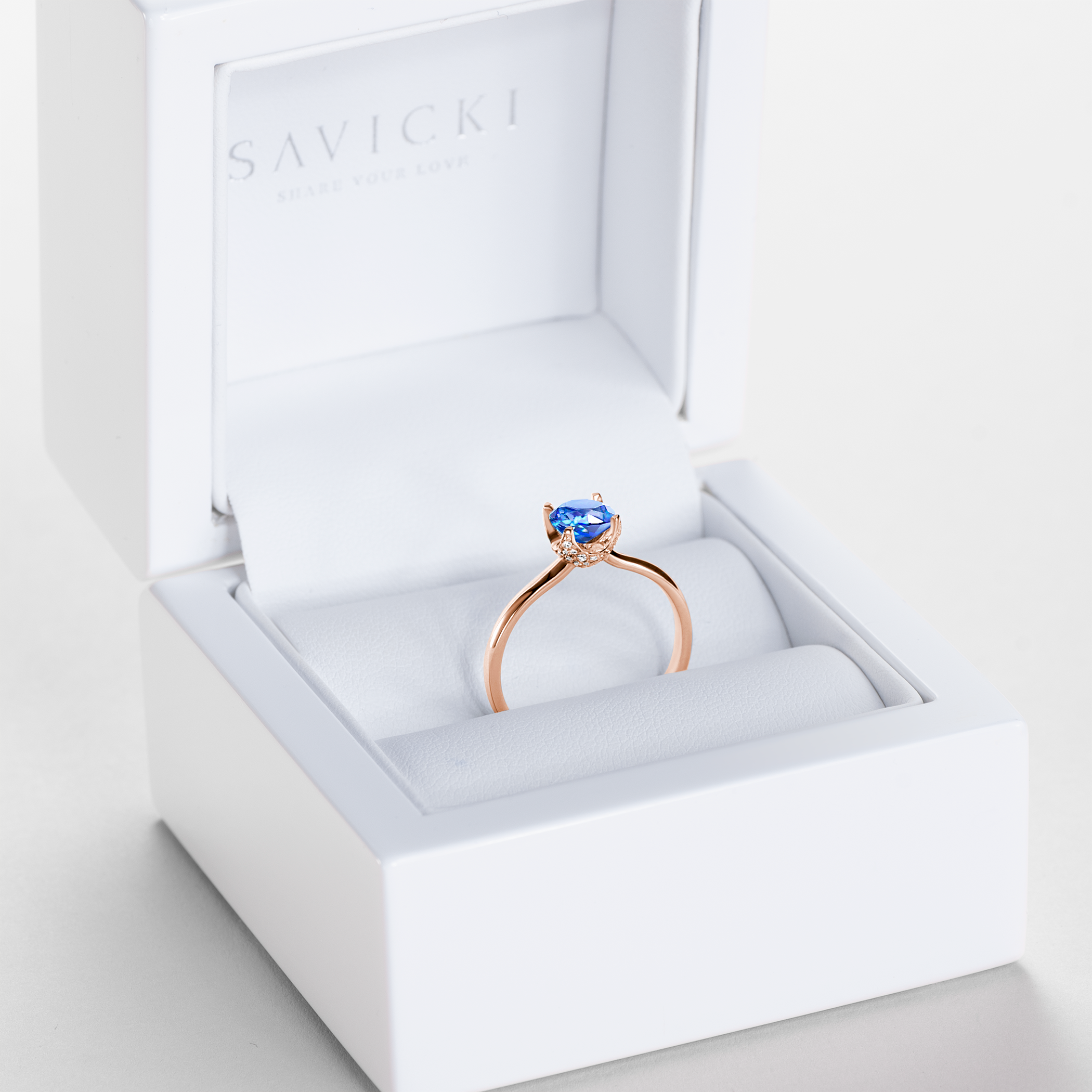 Pierścionek zaręczynowy SAVICKI: różowe złoto, niebieski szafir
